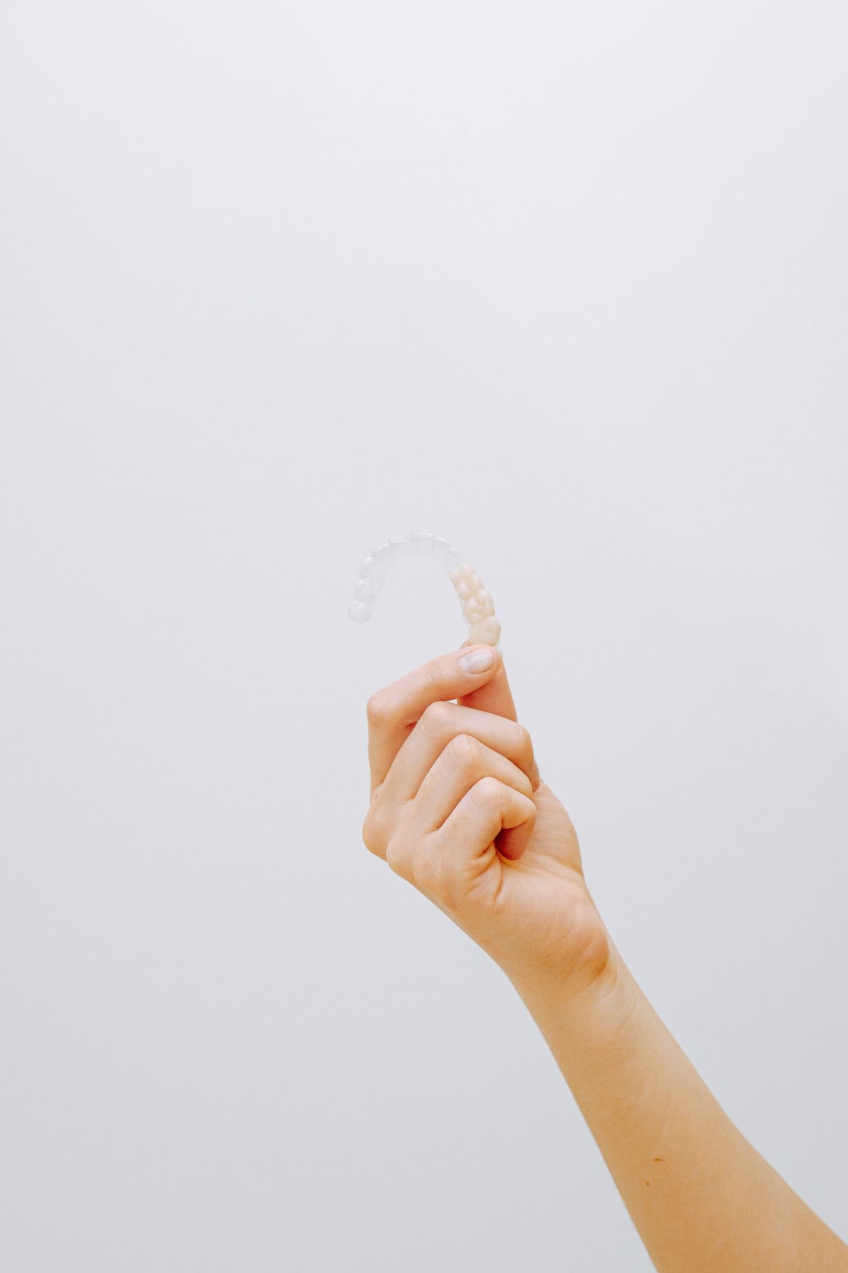 Close-up of a clear aligner used in Invisalign Turkey treatment